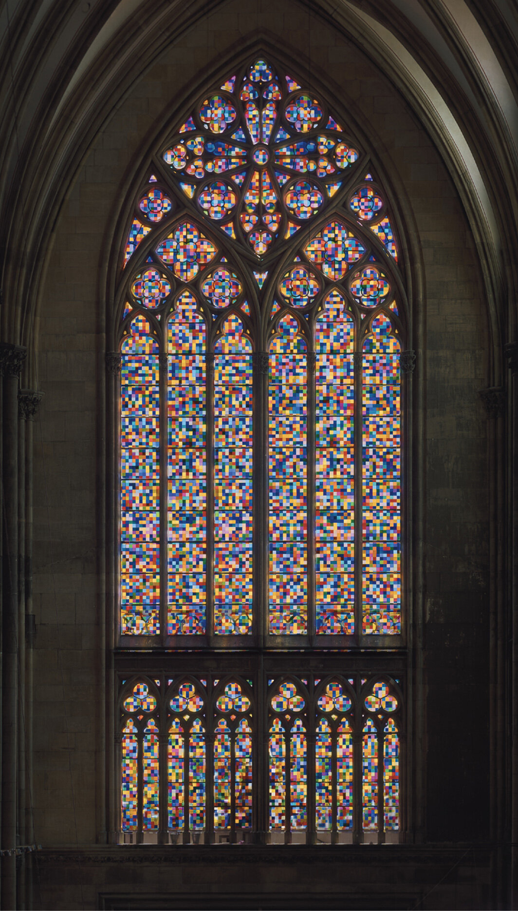 格哈德·里希特，《科隆大教堂花窗》，2007，古董玻璃. 科隆大教堂展示现场. © Gerhard Richter (0012).