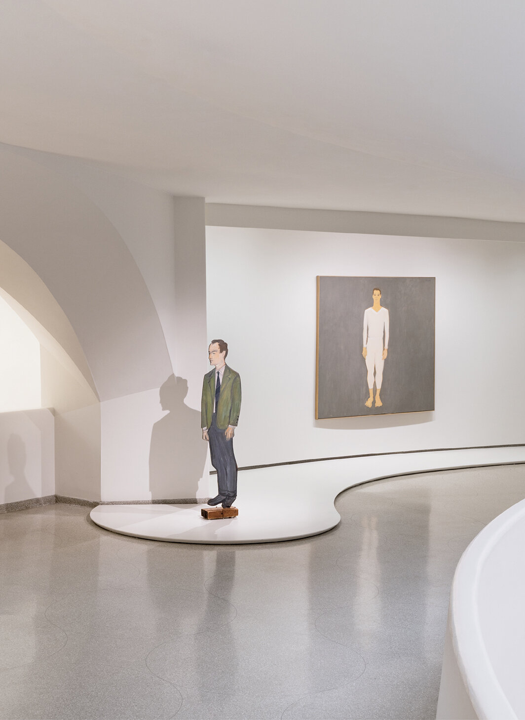“亚历克斯·卡茨：相聚”展览现场，2022-23，纽约所罗门·R·古根海姆博物馆。从左至右：《弗兰克·奥哈拉》，1959-60；《保罗·泰勒》，1959. 图片：Midge Wattles. 
