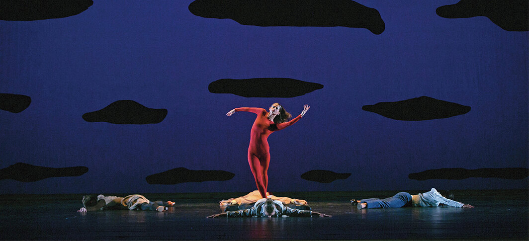 保罗·泰勒，《Scudorama》，1963. 表演现场，纽约大卫·科赫剧院（David H. Koch Theater），2022年11月1日. 中：玛丽亚·安布罗斯（Maria Ambrose）。图片：Whitney Browne.