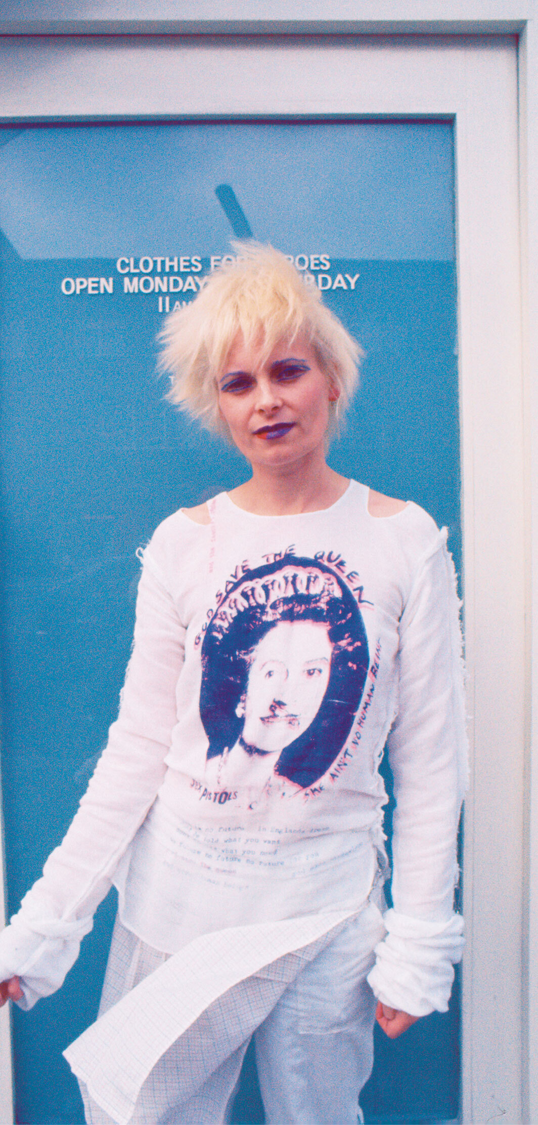 薇薇安·韦斯特伍德在她和马尔科姆·麦克拉伦的商店“煽动分子”前，伦敦，1977. 图片： Elisa Leonelli/Shutterstock.
