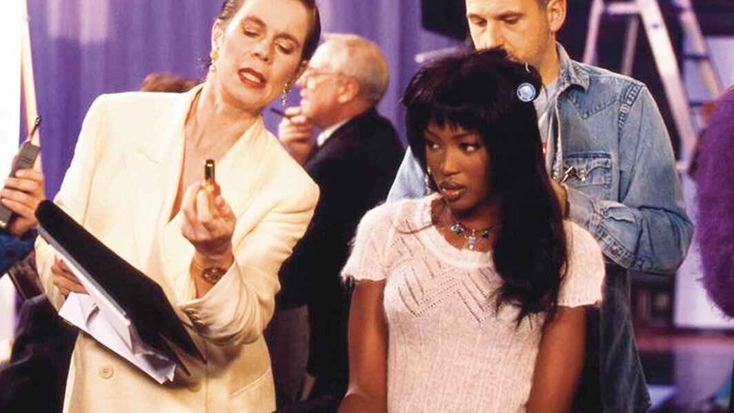 《荒唐阿姨》，1992-2012，BBC电视剧集，第3季第4集，“嫉妒”（Jealous）. 克劳迪娅·宾（Claudia Bing, 西莉亚·伊姆里饰[Celia Imrie]）和娜奥米·坎贝尔（Naomi Campbell）. 