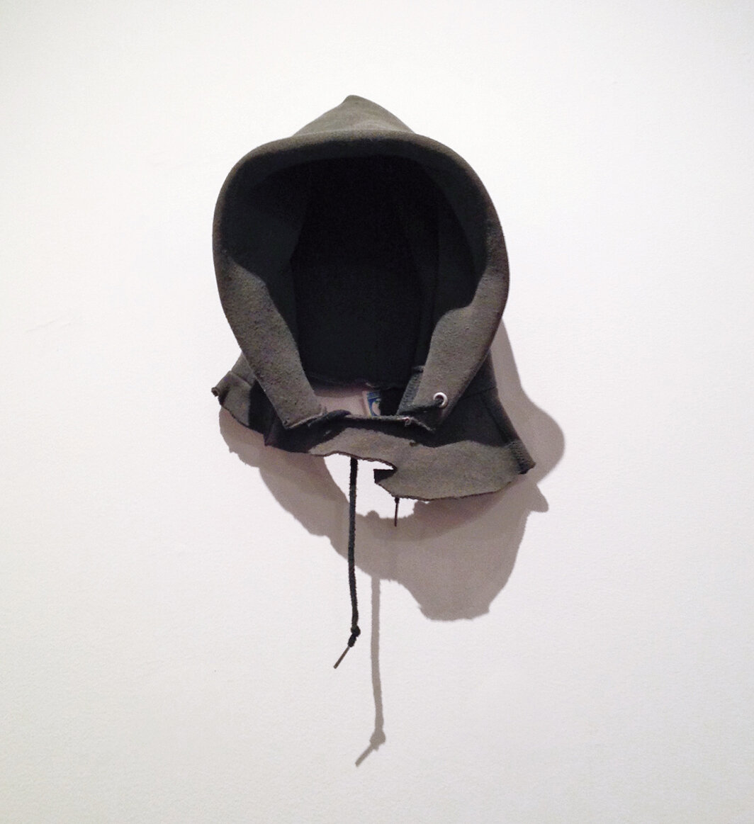 大卫·哈蒙斯，《在兜帽中》（In the Hood），1993，运动卫衣、铁丝，23 × 10 × 5".