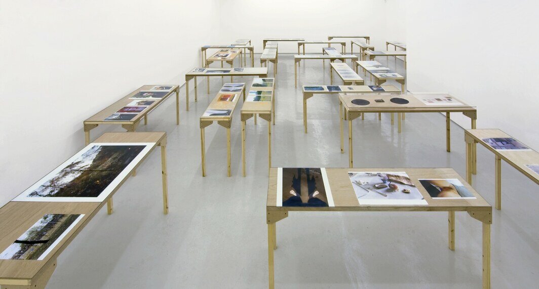 “沃尔夫冈·提尔曼斯：真相研究中心”展览现场，2005，Maureen Paley，伦敦.