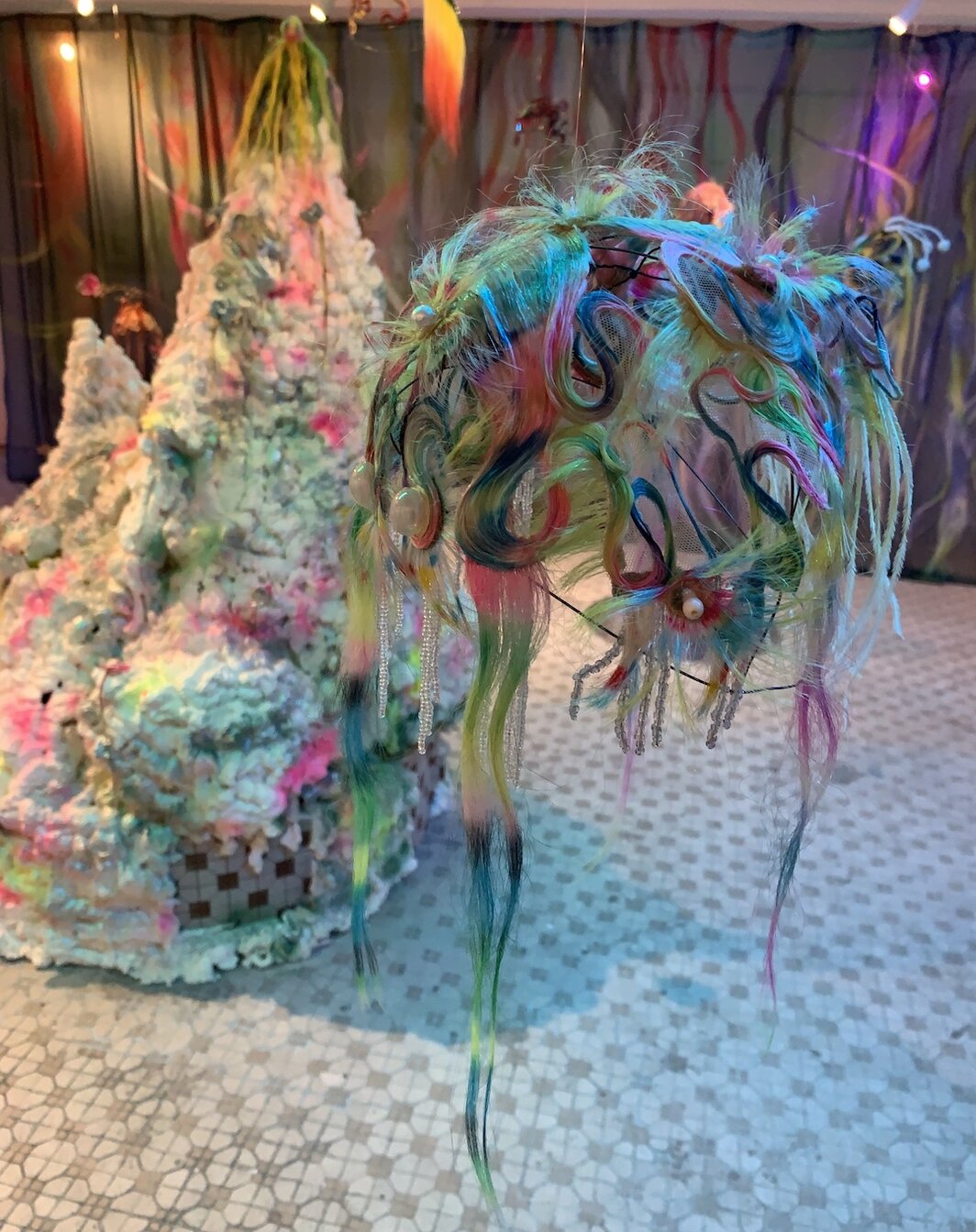 “Fancy Creatures: The Art of the Wig”，Current Plans展览现场.