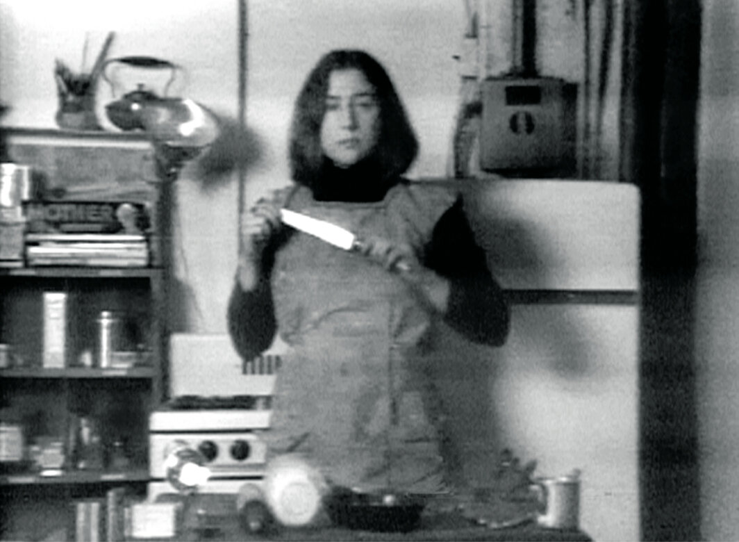 玛莎·罗斯勒，《厨房符号学》，1975，黑白录像，有声，时长6分9秒. 