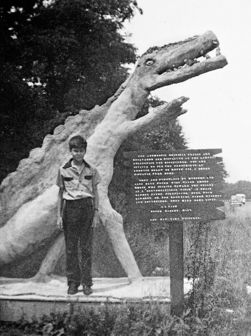罗伯特·史密森在马萨诸塞州南哈德利市附近的恐龙足迹公园，拍摄于1948年左右，摄影者不详. © 南希·霍尔特/史密森基金会 / 纽约艺术家产权协会.