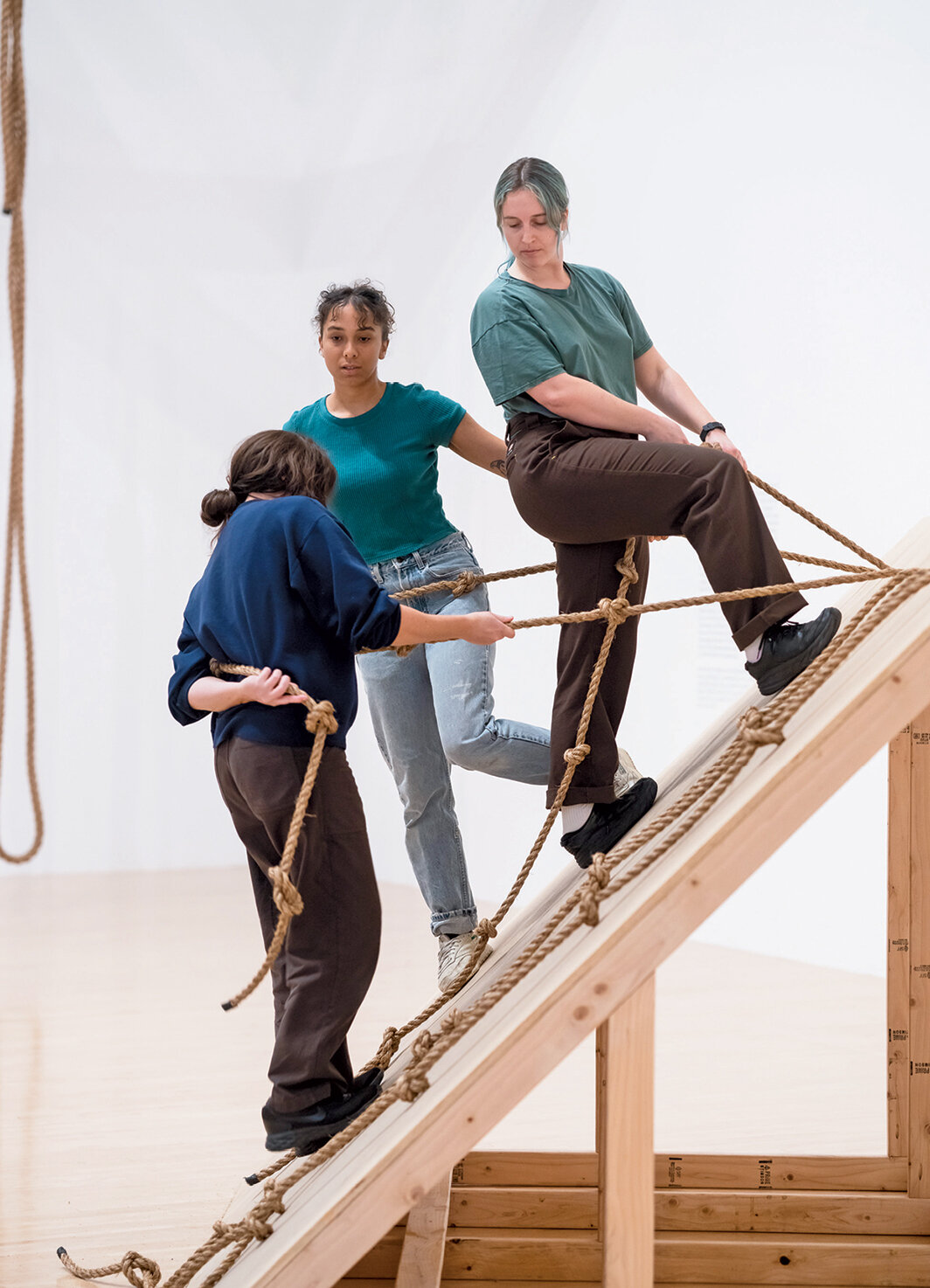 西蒙娜·福蒂，《斜板》（Slant Board），1961，表演现场，洛杉矶当代艺术博物馆，2023年1月29日. 摄影：Elon Schoenholz.