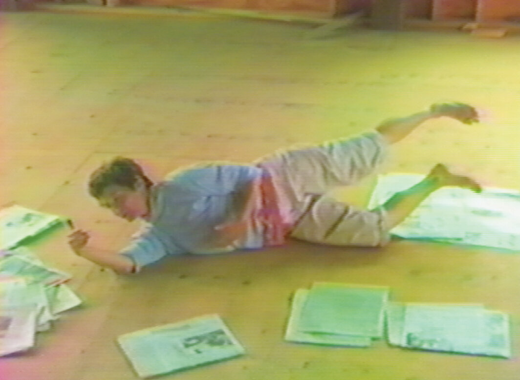 西蒙娜·福蒂，《麦德·布鲁克新闻赋活》，1986，录像，彩色有声，时长21分14秒. 来自&#8220;新闻赋活&#8221;系列，1985-2018.