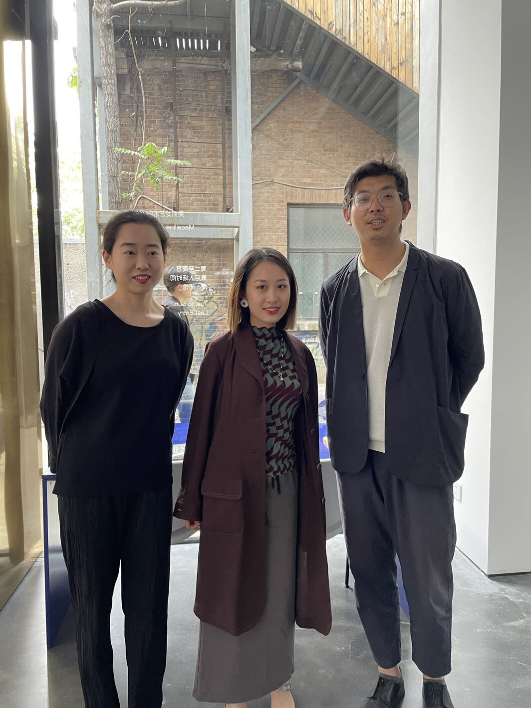 从左至右：美凯龙艺术中心策展人黄文珑、媒体主管王紫薇和艺术家胡伟.