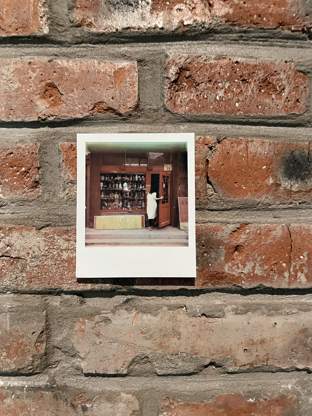 马秋莎展览“琉璃厂东街52号”展厅后墙上的照片.