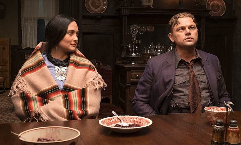 马丁·斯科塞斯，《花月杀手》，2023，彩色有声，时长206分钟. 莫莉和欧内斯特·伯哈特（分别由莉莉·格莱斯顿和莱昂纳多·迪卡普里奥饰演）.