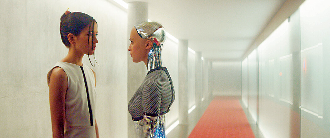 亚历克斯·加兰，《机械姬》，2014，4K录像，彩色有声，时长108分钟.  京子（水野索诺娅饰）和伊娃（艾莉西亚·维坎德饰）. 