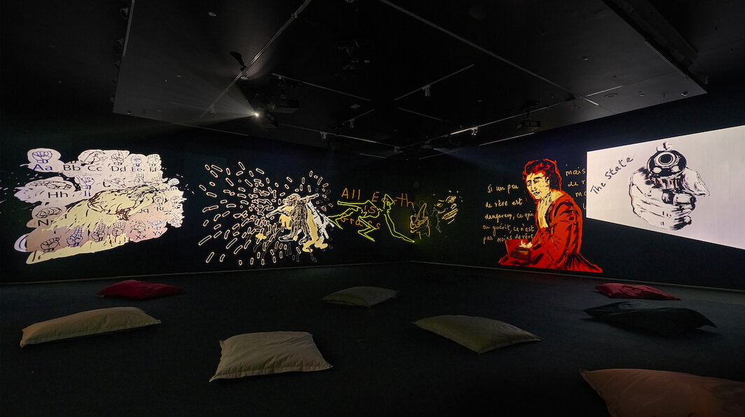 纳利尼·马拉尼, 《你能听见我吗？》（Can You Hear Me?）, 2018-20, 九频道录像和88个iPad手绘动画, 彩色有声. 蒙特利尔美术馆展览现场. 摄影：Jean-François Brière.