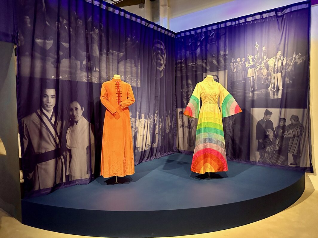 香港首部国语音乐剧《白娘娘》1972年公演时，主角白素贞的两件戏服. 