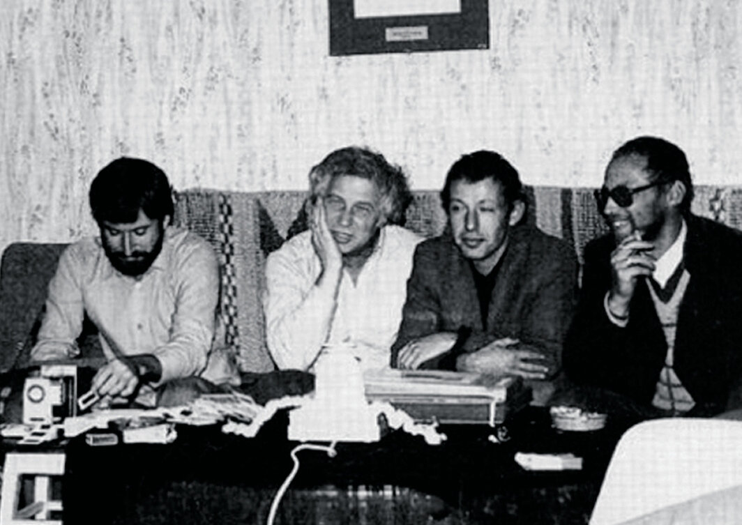 乔治·基耶斯瓦尔特（George Kiesewalter）、伊利亚·卡巴科夫、约瑟夫·贝克斯坦（Joseph Backstein）和德米特里·普里戈夫（Dmitri Prigov）在卡巴科夫的工作室，莫斯科，约1984–85年.