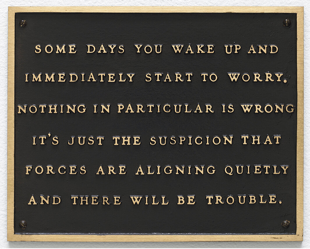 珍妮-霍尔泽，《活着：有时候你一觉醒来就立刻……》，1980-82，青铜，8 × 10". © Jenny Holzer/Artists Rights Society (ARS), New York.