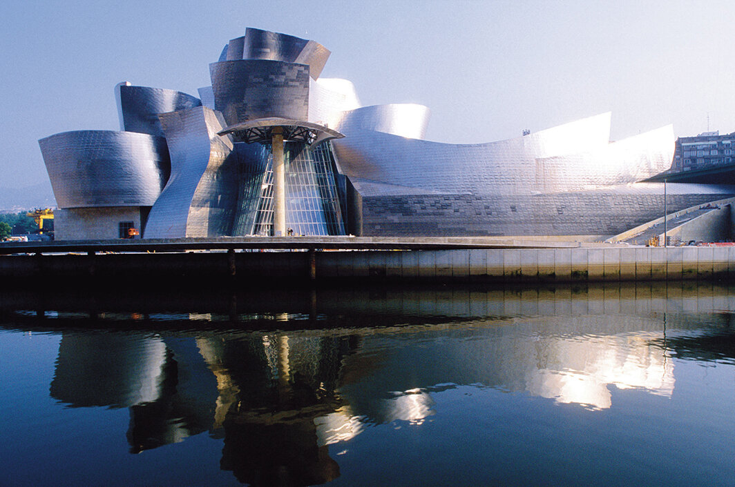 弗兰克·盖里，毕尔巴鄂古根海姆美术馆，西班牙，1997，照片拍摄于1999年9月22日. 摄影：Alamy.