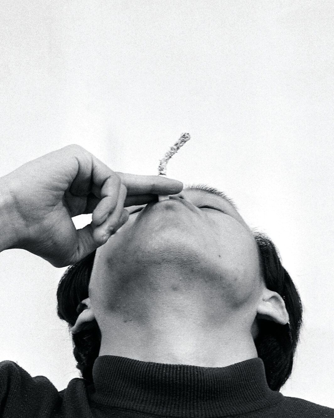 成能庆，《抽烟》（局部），1976，17张明胶银盐照片，每张尺寸10 × 8".