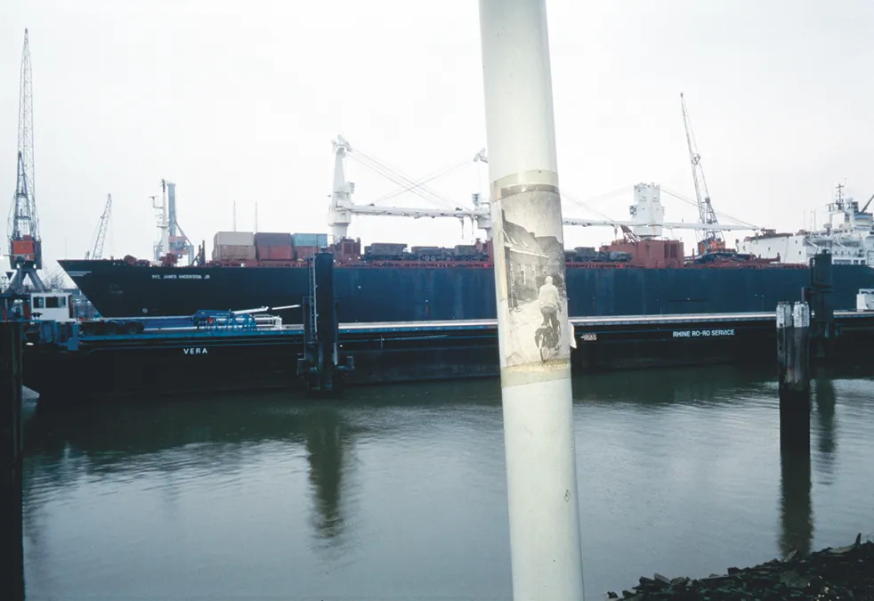 艾伦·塞库拉，《美国陆军第七军团从斯图加特前往波斯湾的途中. Prins Johan Frisohaven. 荷兰鹿特丹. 1990年12月.》，Cibachrome照片，20×30″. 来自《鱼的故事》，1988-95.