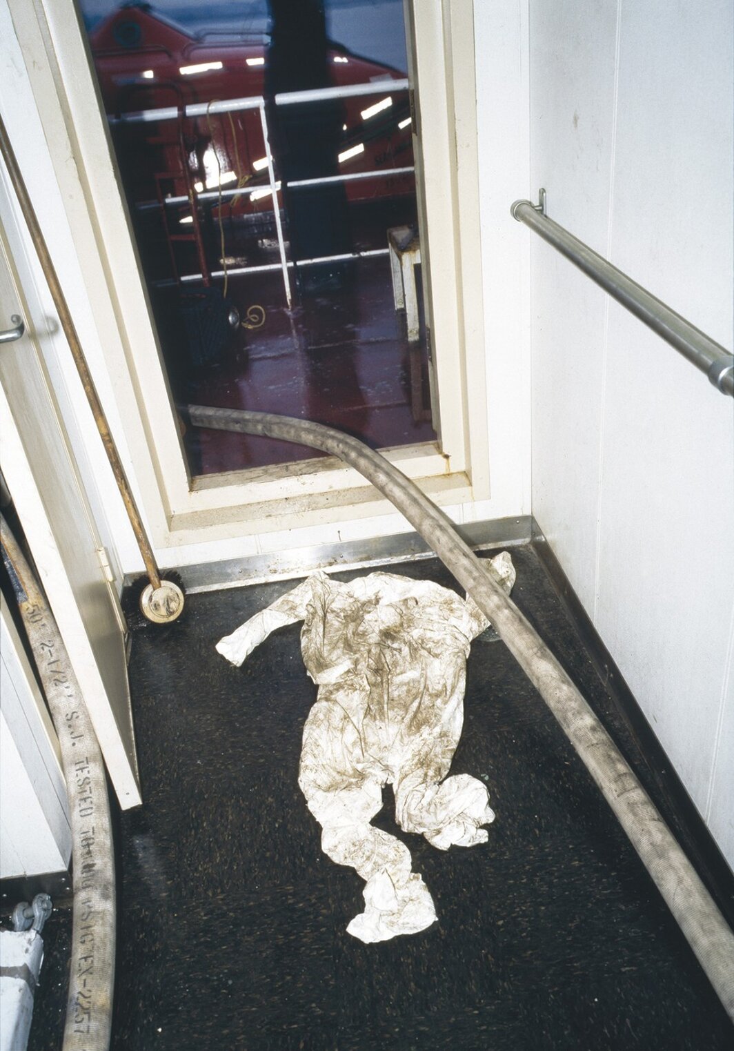 艾伦·塞库拉，《在救生艇中注入与船员体重相当的水以测试救生艇在出发前的坠落情况. 新泽西伊丽莎白港. 1993年11月.》，Cibachrome照片，30×20″. 来自《鱼的故事》，1988-95.