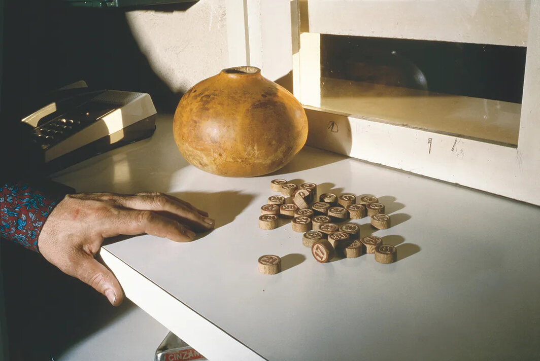 艾伦·塞库拉，《决定工作公平分配的抽签. “La Coordinadora”码头工人工会调度大厅. 西班牙巴塞罗那. 1990年11月.》，Cibachrome照片，20×30″. 来自《鱼的故事》，1988-95.