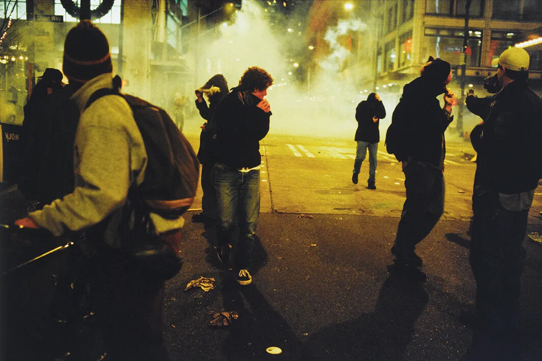 艾伦·塞库拉，《等待催泪瓦斯[白色地球到黑色地球]》（局部），1999-2000，墙面文字，81张35毫米幻灯片投影，彩色无声，时长13分30秒.