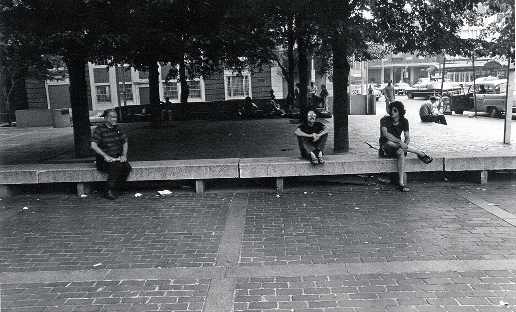 阿德里安·派普，《神秘存在：闲荡》（The Mythic Being: Loitering），1974，两幅明胶银版照片，每幅尺寸8 × 10″. 摄影：James Guttmann. © Adrian Piper Research Archive (APRA) Foundation Berlin.