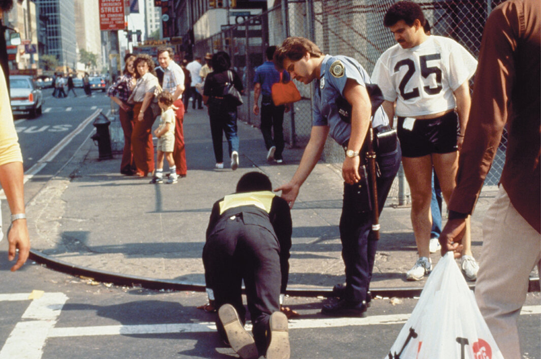 波普·L ，《时代广场爬行 /沉思广场作品》，1978，金色纤维纸上数码C-print，10 × 15″. © Pope.L.