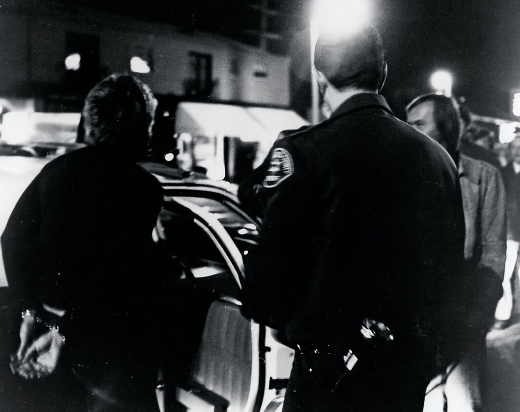 克里斯·伯顿 ，《死人（被捕）》，1972，银盐冲印，尺寸可变. 摄影：Charles Arnoldi. © Chris Burden/Licensed by The Chris Burden Estate and Artists Rights Society (ARS), New York.