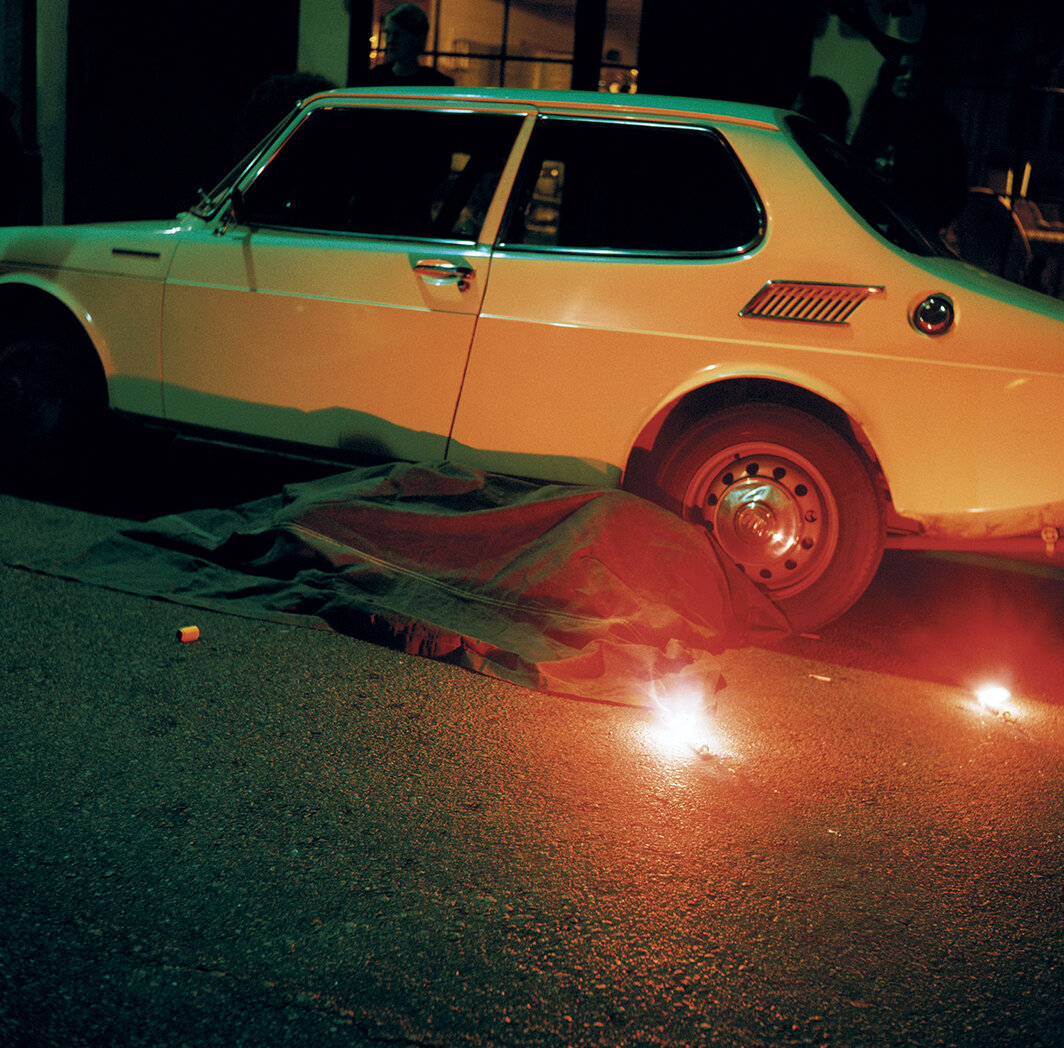 克里斯·伯顿，《死人》，1972，C-print，尺寸可变. 摄影：Gary Beydler.  © Chris Burden/Licensed by The Chris Burden Estate and Artists Rights Society (ARS), New York.