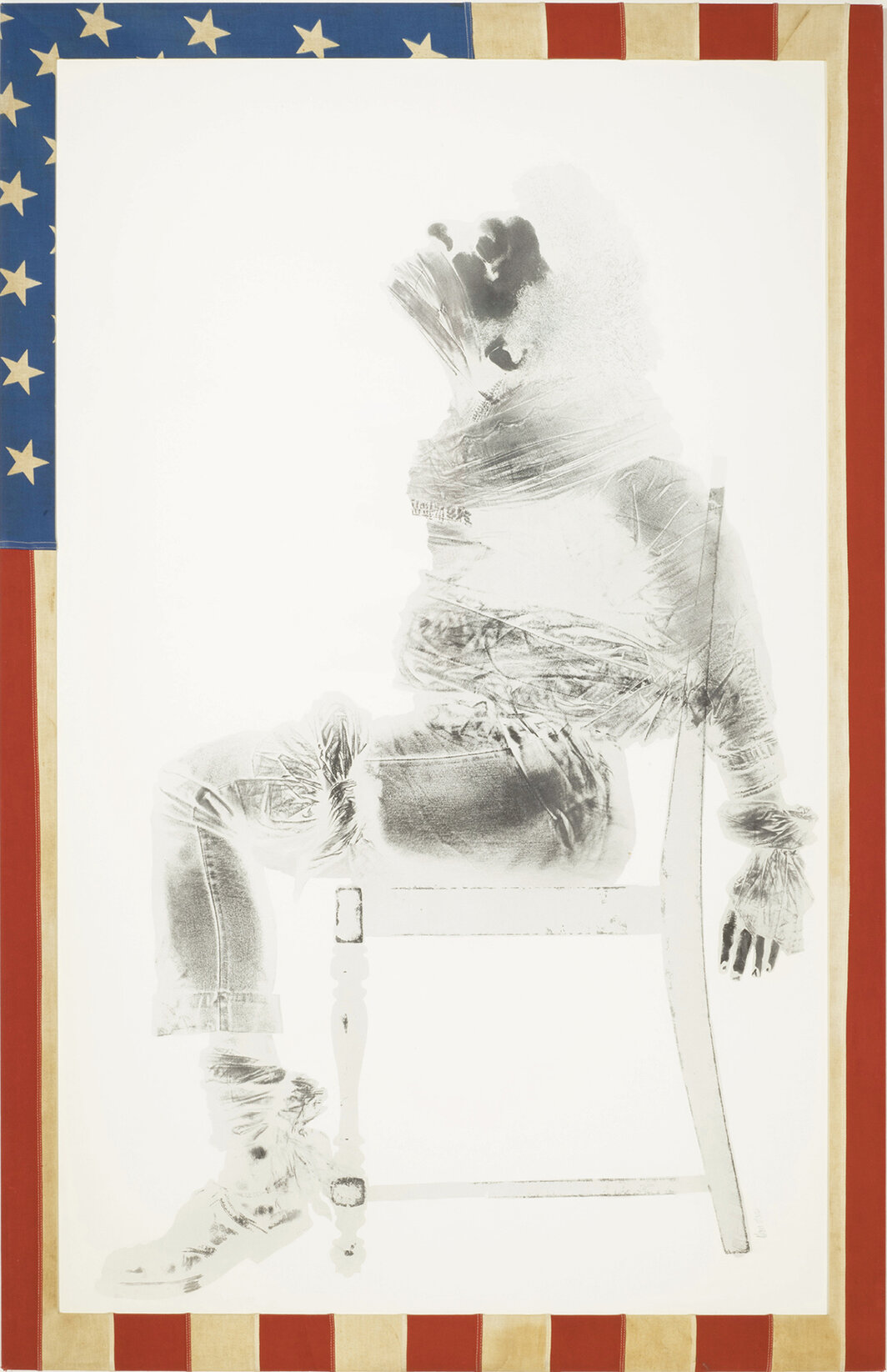 大卫·哈蒙斯，《不公正案件》（Injustice Case），1970，纸上身体拓印和丝网印刷、美国国旗，63 × 401⁄2″. © David Hammons.