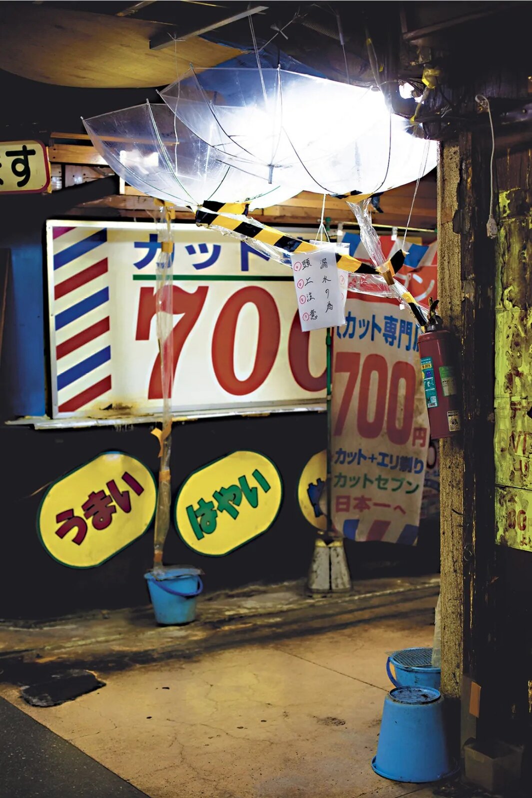 毛利悠子，《浅草站，2015年10月24日》，数码彩色冲印，42 3⁄8 ×29 1⁄8英寸. 出自“更多 更多 东京（渗漏的东京）：实地考察”，2009-21.