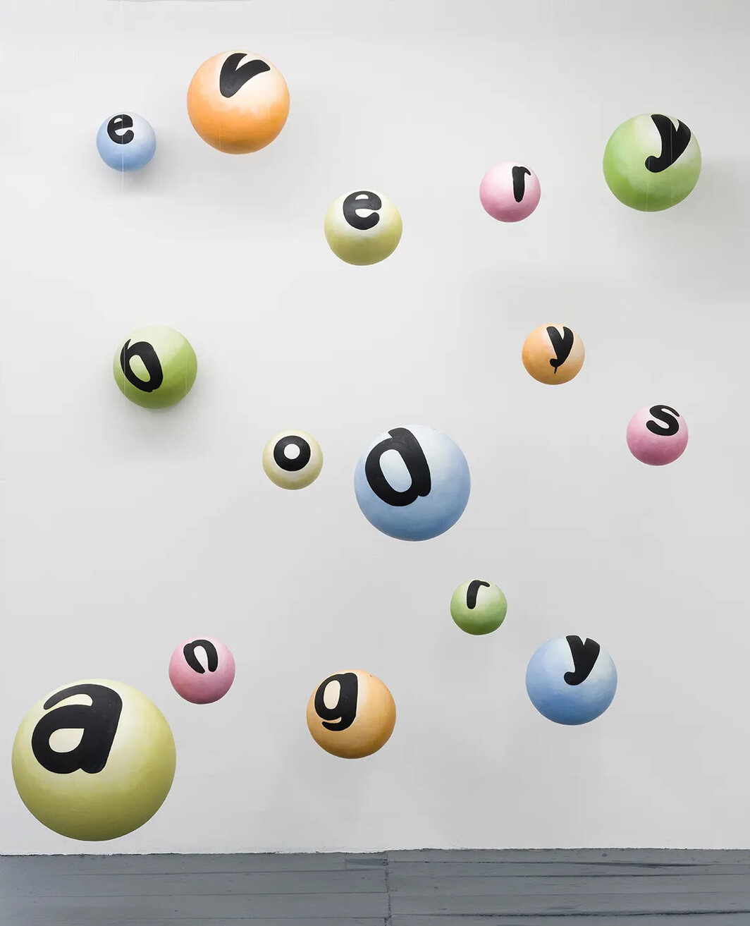 南希·德怀尔，《每个人都愤怒》（Everybody’s Angry），2013，纸浆、石膏、乳胶漆、单丝，74 × 48 × 44″.