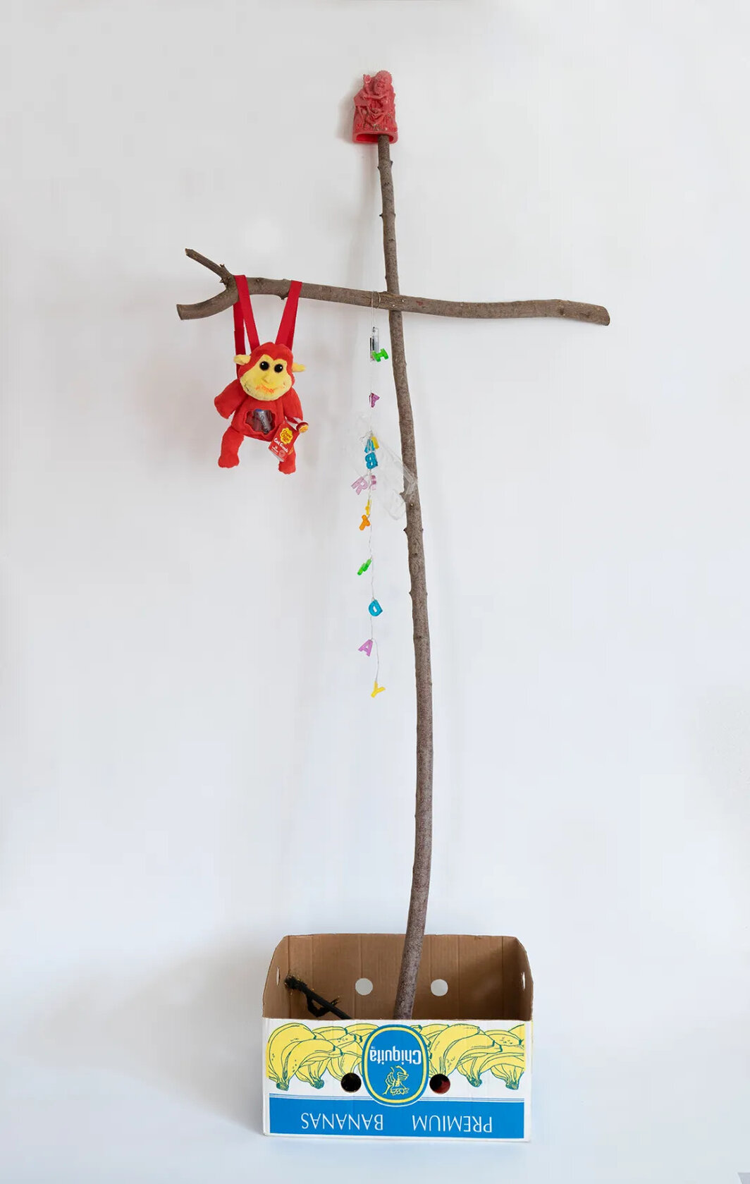 李“刮擦”佩里，《十字架》（cross），2018-20 ，木、填充玩具动物、塑料字母、绳、塑料雕像、装有各种材料的盒子，尺寸可变. 