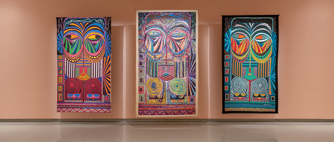 “帕西塔·阿巴德”展览现场，2023，沃克艺术中心，明尼亚波利斯. 从左至右：《巴刚果III》（Bacongo III，1986）；《巴刚果VIII》（Bacongo VIII，1988）；《巴刚果VI》（Bacongo VI，1986）. 摄影：Eric Mueller.