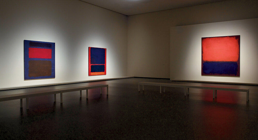 “马克·罗斯科”展览现场，2023-24，路易威登基金会. 从左至右：《无题》（1960）；《蓝，橘，红》（1961）；《第14号》（1960）. 摄影：Marc Domage. 