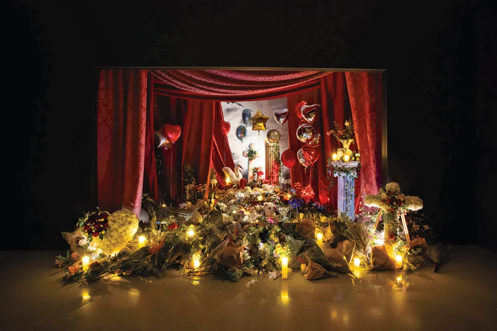 凯莉·梅·维姆斯，《都结束了——透视模型》（It’s Over—A Diorama），2021，综合媒介. 伦敦巴比肯艺术中心展览现场，2023. 摄影：Max Colson.