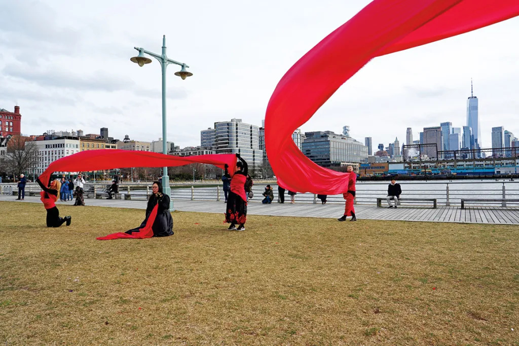 
李升泽，《风-俗娱乐》，1971. 表演现场，纽约哈德逊河公园45号码头， 2023年2月25日. Canal Projects，由Ayoung Yu和Nicholas Oh领导. 摄影：Ginevra Shay. 