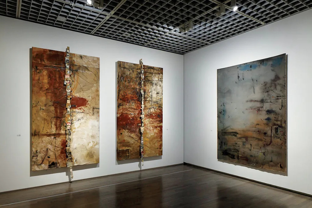 “大竹伸郎”展览现场，2023，东京国立近代美术馆. 从左至右：《视网膜（左眼）》（Retina[Left Eye]），1990-91；《视网膜（右眼）》（Retina[Right Eye]），1990-91；《孟菲斯#2》（Memphis #2）. 摄影：Kiuku Keizo. 