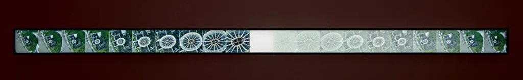 阿尔弗雷多·贾尔，《寂静的闪光》，2023，灯箱、有机玻璃上乙烯基，6 3⁄4 × 120 × 2 1⁄2".