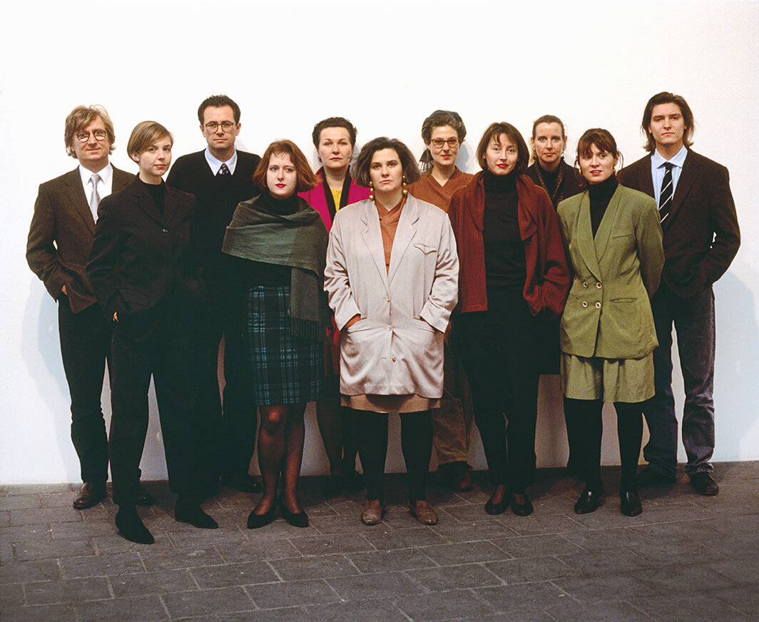 “科隆展”（The Köln Show）上的画廊主合影，科隆，1990.由左至右依次为：拉斐尔·雅布隆卡（Rafael Jablonka）、伊莎贝尔·葛诺、麦克斯·赫茨勒（Max Hetzler）、艾斯特·施佩尔（Esther Schipper）、伊莎贝拉·卡普扎克（Isabella Kaprzak）、坦嘉·格鲁纳特（Tanja Grunert）、莫妮卡·比尔（Monica Beer）、吉塞拉·卡皮坦（Gisela Capitain）、索菲亚·昂格尔斯（Sophia Ungers）、莫妮卡·斯普鲁斯（Monika Sprüth）和丹尼尔·布赫霍尔茨（Daniel Buchholz），摄影：Wolfgang Burat.
