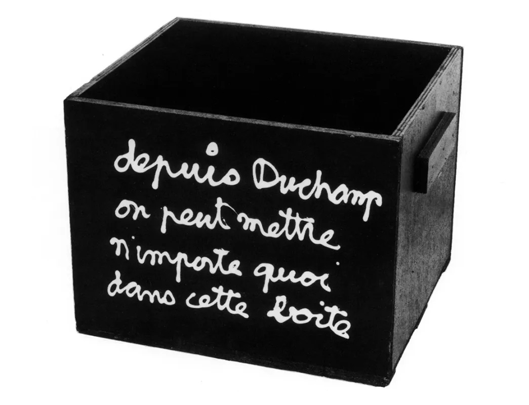 本（本杰明·沃蒂耶），《黑盒子（自杜尚之后，你可以把任何东西放进这个盒子）》（Boîte noire [depuis Duchamp on peut mettre n’importe quoi dans cette boite]），1962/1981，木板丙烯，15×19 1⁄4×17 1⁄8″.