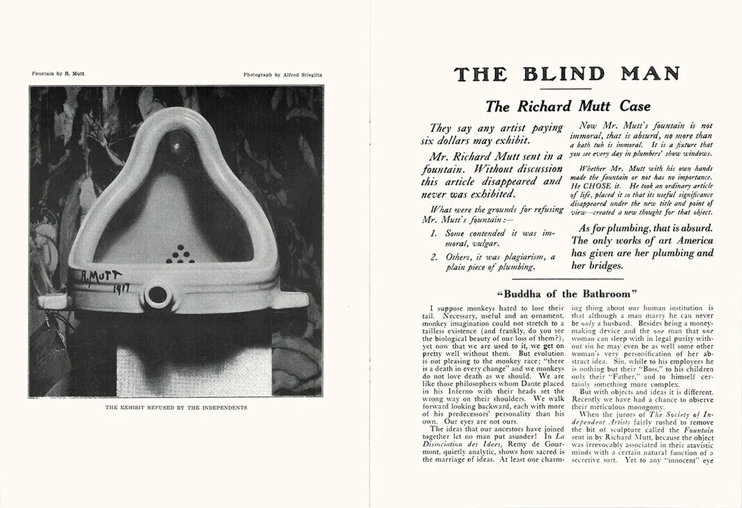 《盲人》第2期（1917年5月）内页. 左：阿尔弗雷德·斯蒂格里茨拍摄的杜尚作品《泉》，1917. © Association Marcel Duchamp/ADAGP, Paris/Artists Rights Society (ARS), New York.