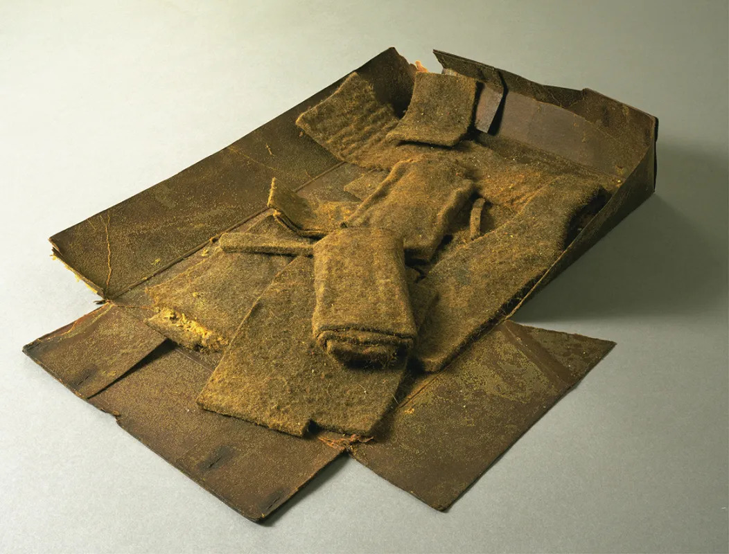 约瑟夫·博伊斯，《油脂毛毡雕塑（油脂电池）》（Fat Felt Sculpture[Fat Battery]），1963，油脂、毛毡、纸箱、金属玻璃陈列柜，44×27 1⁄4×34″. © Artists Rights Society (ARS), New York/VG Bild-Kunst, Bonn.