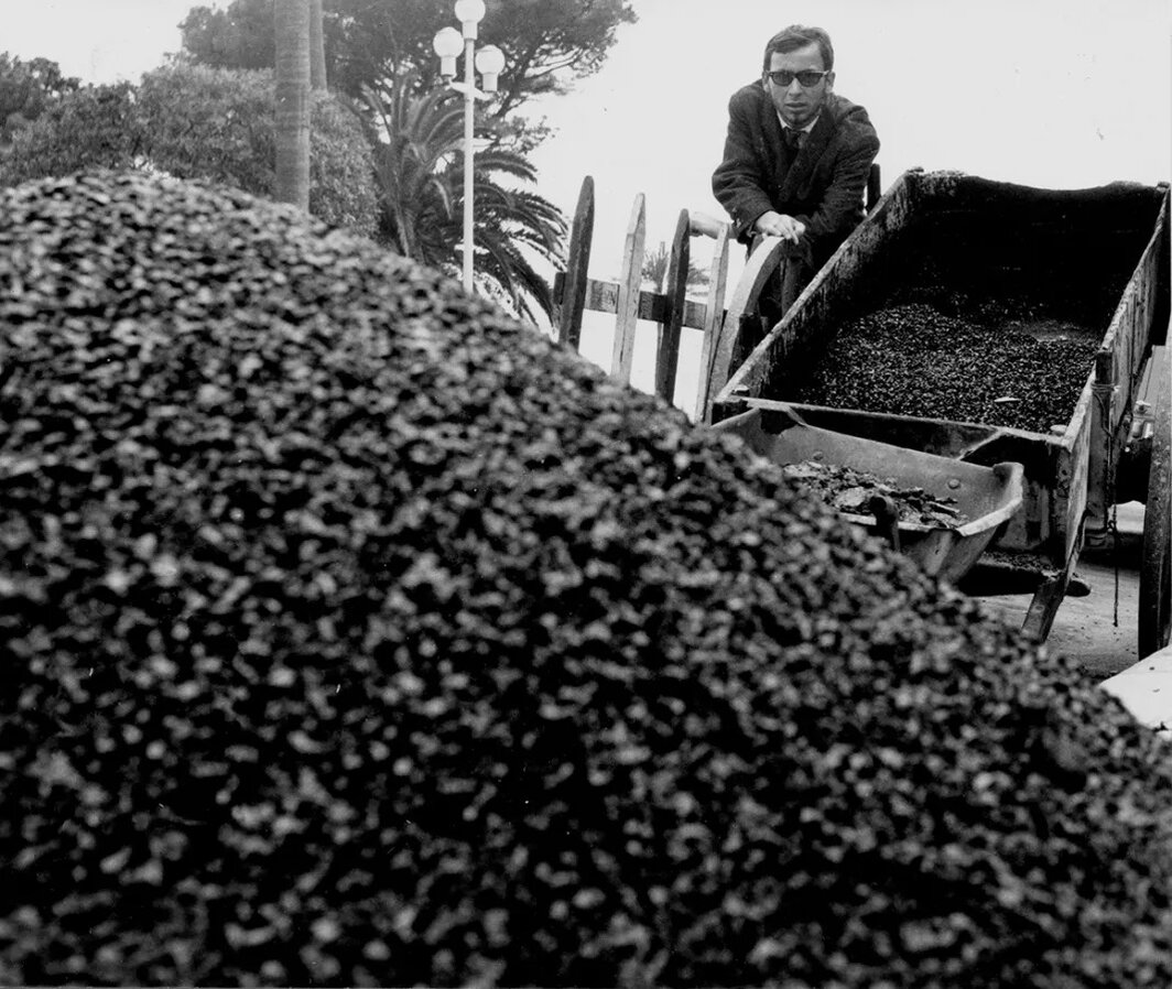 伯纳·维内，法国尼斯，1963. © Bernar Venet/Artists Rights Society (ARS), New York/ADAGP, Paris.