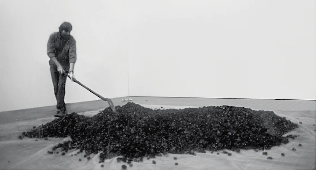 伯纳·维内和他的《煤堆》，1963，法国维勒班学院（Institut de Villeurbanne），1997. © Bernar Venet/Artists Rights Society (ARS), New York/ADAGP, Paris.