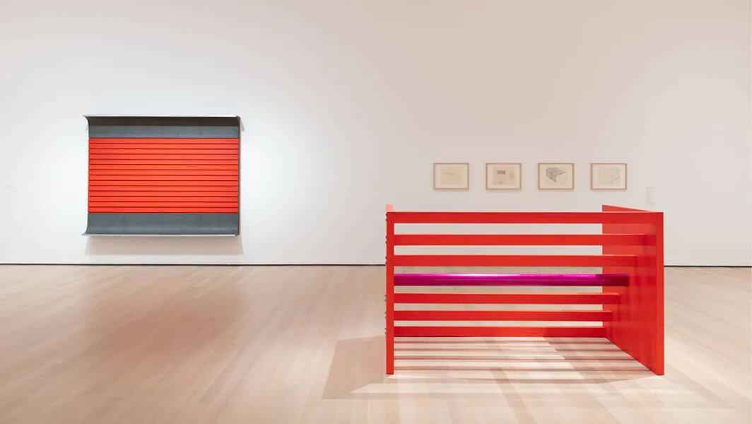 “贾德”展览现场，2020-21，纽约现代艺术博物馆. 左：唐纳德·贾德，《无题》，1963. 摄影：Jonathan Muzikar. © Judd Foundation/Artists Rights Society (ARS), New York.