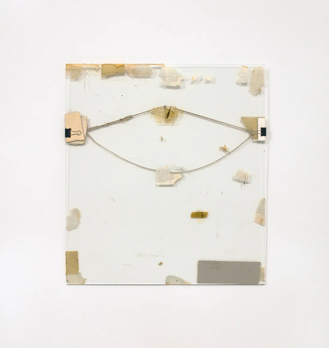 纳胡姆·特维特，《无题#11》，1974，玻璃上纸张、长尾夹、麻绳、纸胶带、透明胶带和蜡笔，19 3⁄4×17 3⁄4″.
