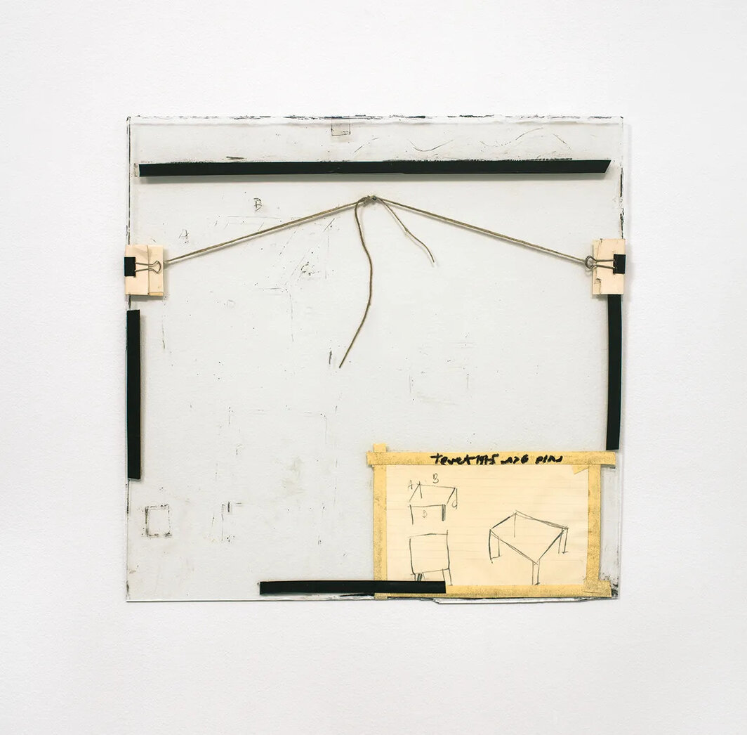 纳胡姆·特维特，《无题#29》，1975，玻璃上纸张、长尾夹、麻绳、塑料胶带、纸胶带、铅笔和记号笔，19 1⁄2×18 7⁄8″.