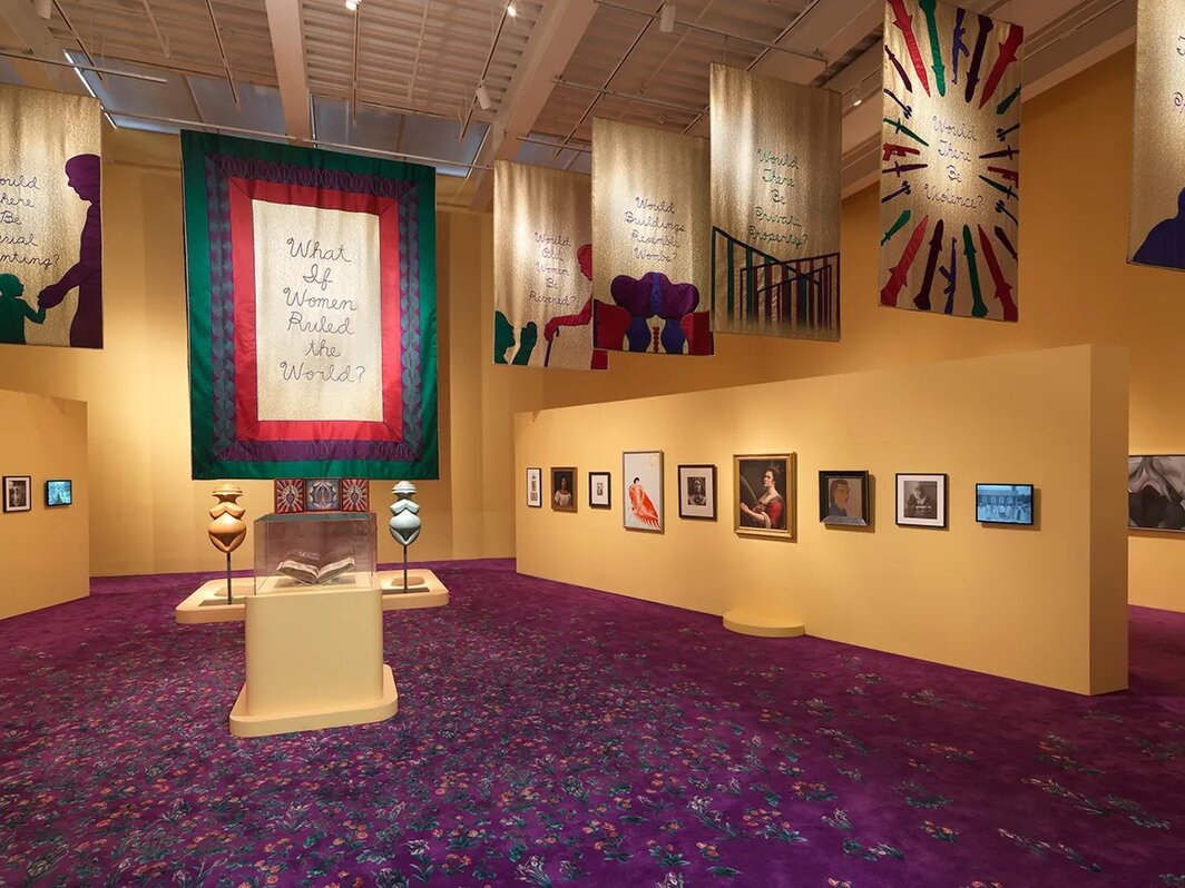 “女士之城”展览现场，2023–24，纽约新美术馆. 摄影：Dario Lasagni. © Donald Woodman/Artist Rights Society (ARS), New York.